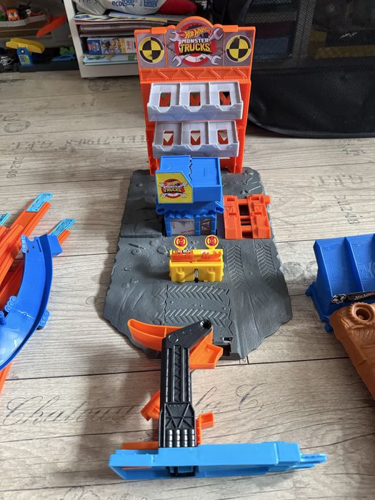 Hot wheels monster truck писти