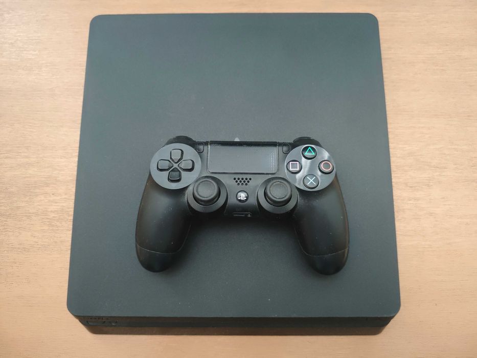 Playstation 4 Slim, със джойстик, кабели и игра, PS4 Slim конзола