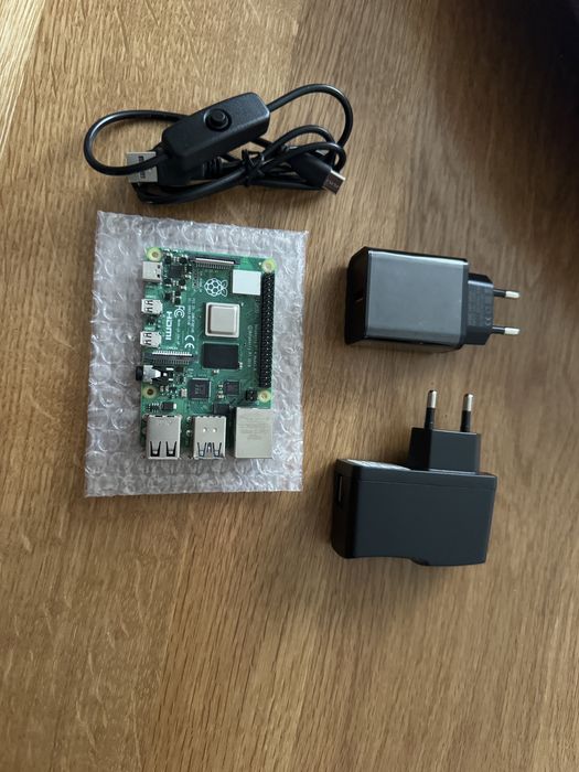 Raspberry Pi4 4 GB с зарядно, пасивна кутия и кабел с ON/OFF бутон