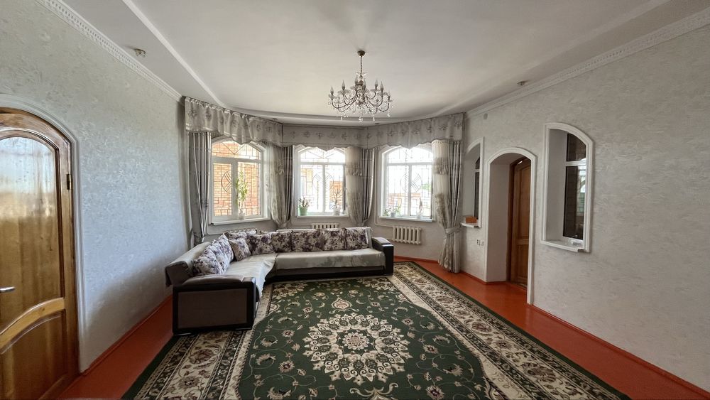 Үй сатылады.