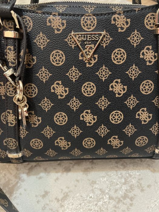 Geantă de mână, Guess