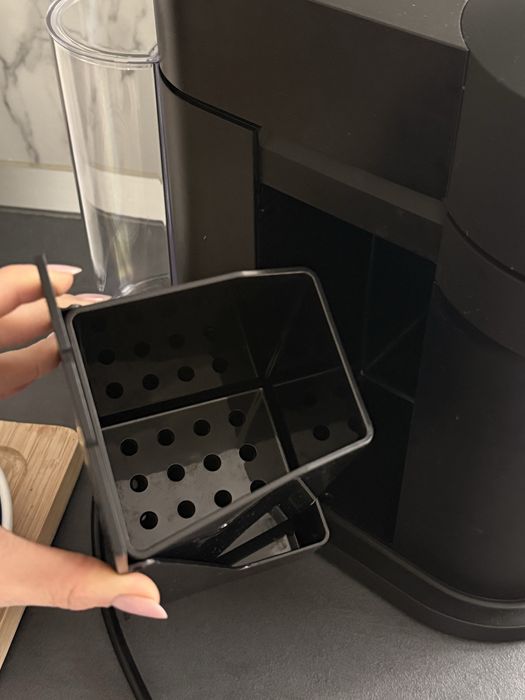 Aparat de cafea Nespresso Vertuo + capsule cadou