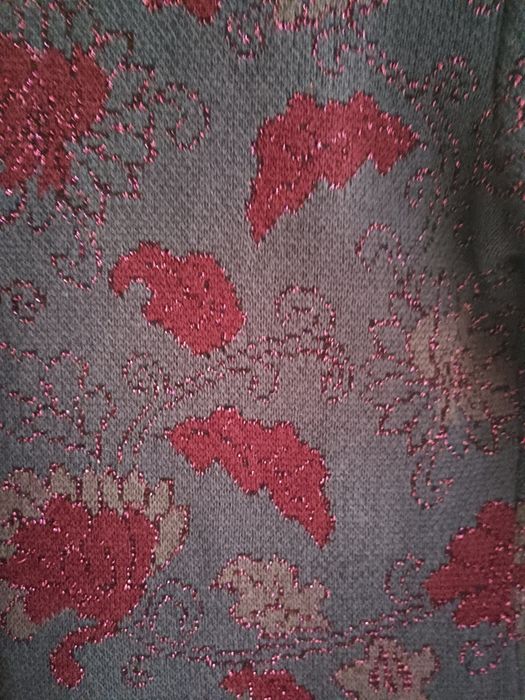 Костюм в цвят бордо.Материя трико .Размер 48.