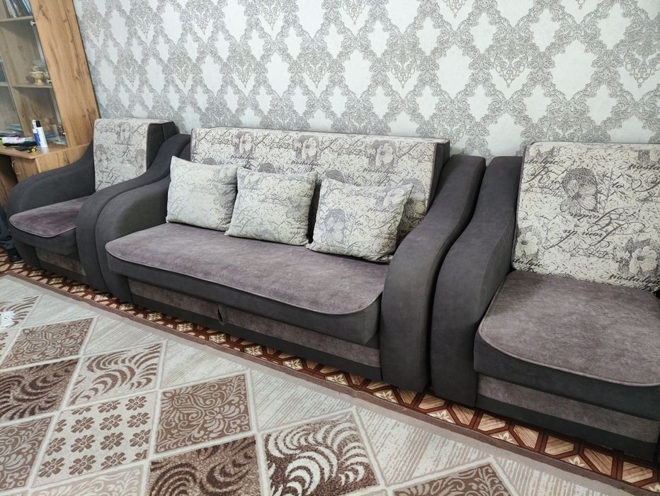 Продается Диван с двумя креслами