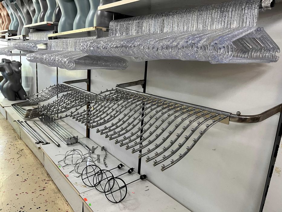 Оборудване магазин за дрехи - торсове, закачалки, тръби и куки