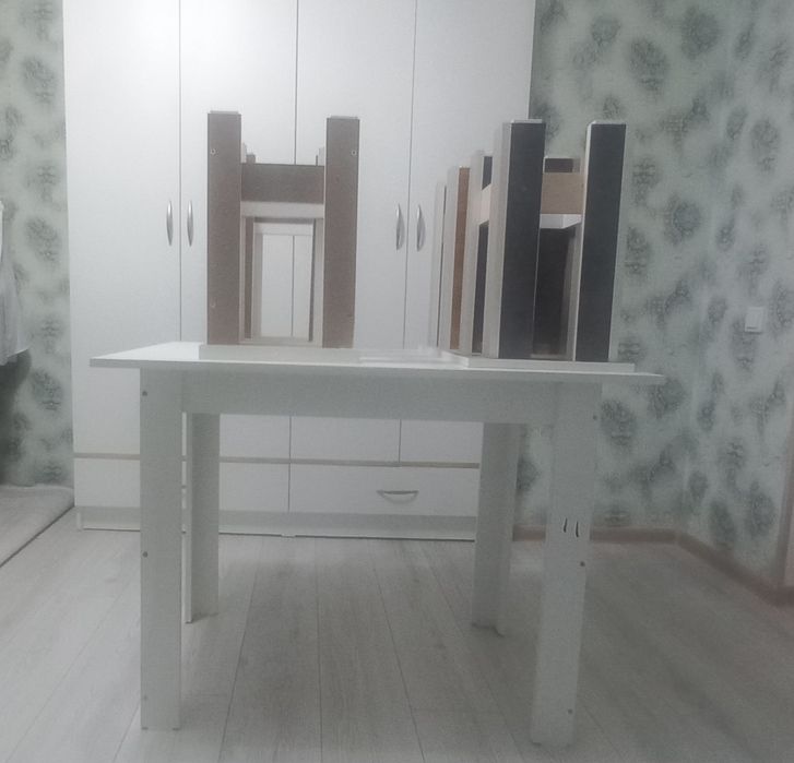 Кухонный стол с 4 стульями