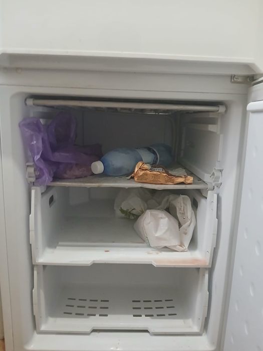 Продам холодильник и диван вместе за 60000