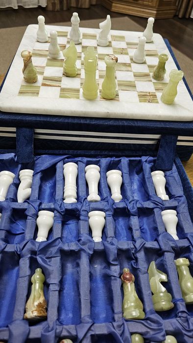 Продам подарочные шахматы оникс.