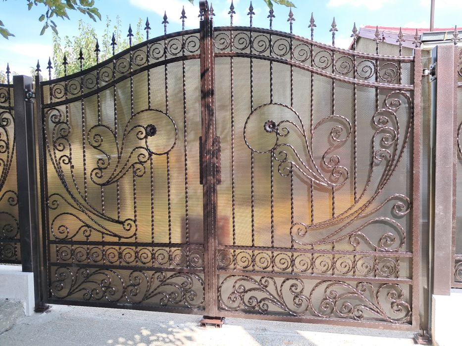 Porți modele jaluzea, tabla decupată, fier forjat