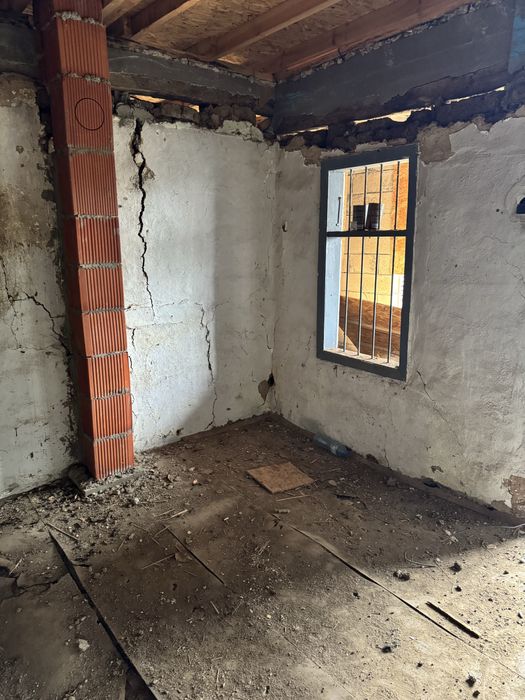 Каменна къща  с двор с. Вратарите на 35 км от Добрич и 60 км от Варна.