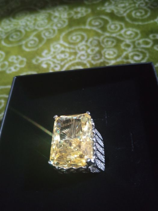 Кольцо продам очень приятно смотрится