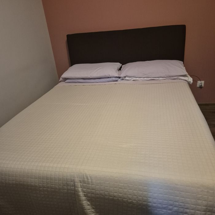 Vând pat matrimonial tapițat,  cu saltea ,somiera-lada de depozitare.