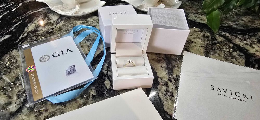 ГОДЕЖЕН ПРЪСТЕН С 21 ДИАМАНТА