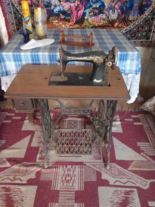 Mașină de cusut veche Singer cu pedală – originală, masă din lemn