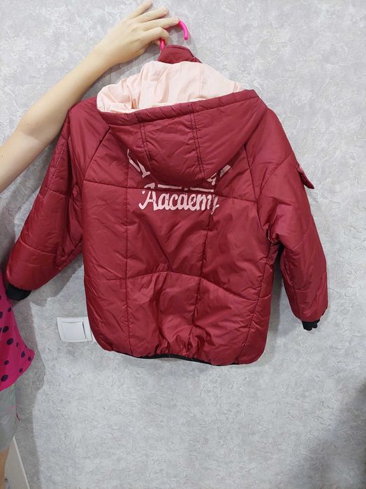 Продам куртки для девочки 8-10 лет