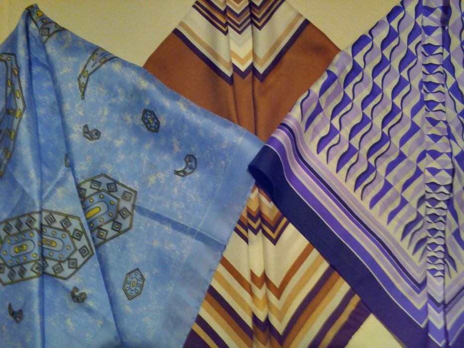 продавам велурени ръкавици и дамски шалове