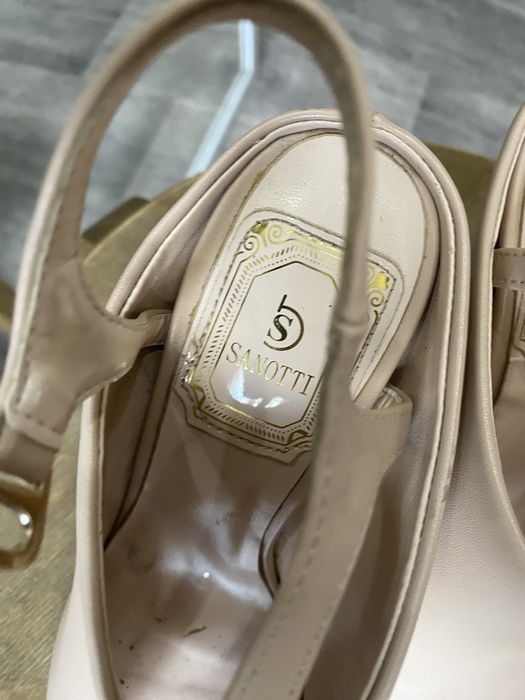 Босоножки летние. Бежевые