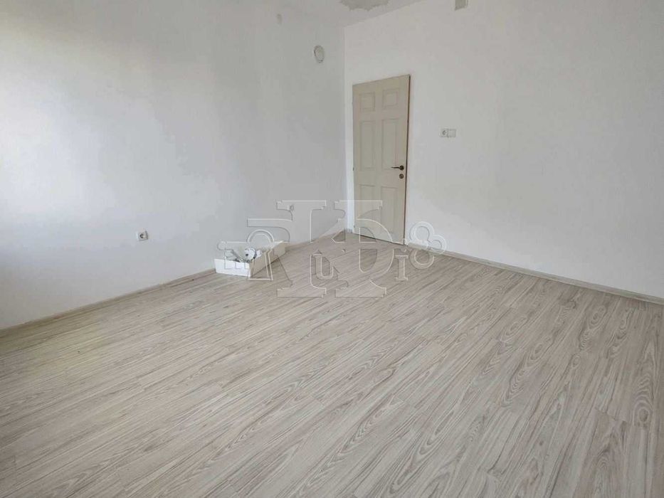 Продава се Тристаен апартамент в Добрич, Христо Ботев - 90 кв.м за 901 €/кв.м - Снимка #3