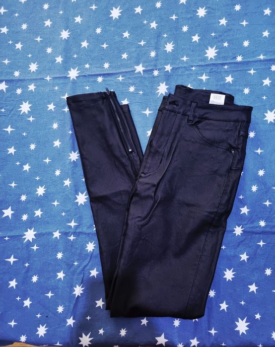 Vând pantaloni piele noi cu fermoar la picior