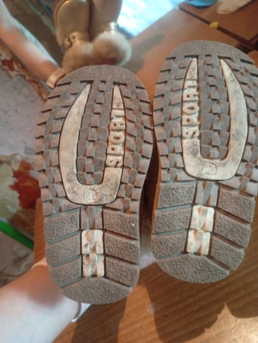 Продам коляску и зимние бошмаки