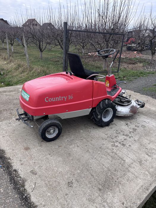 Tractoras tuns iarba