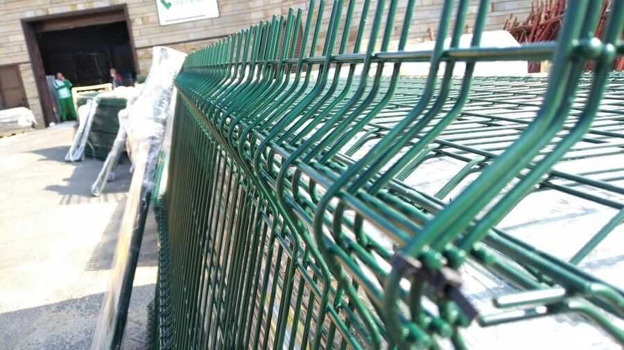 Ограда. Метални оградни пана и колове. Мрежа с декорация. Врати