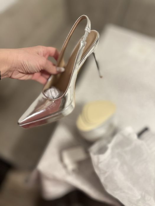 Сребърни обувки на ток