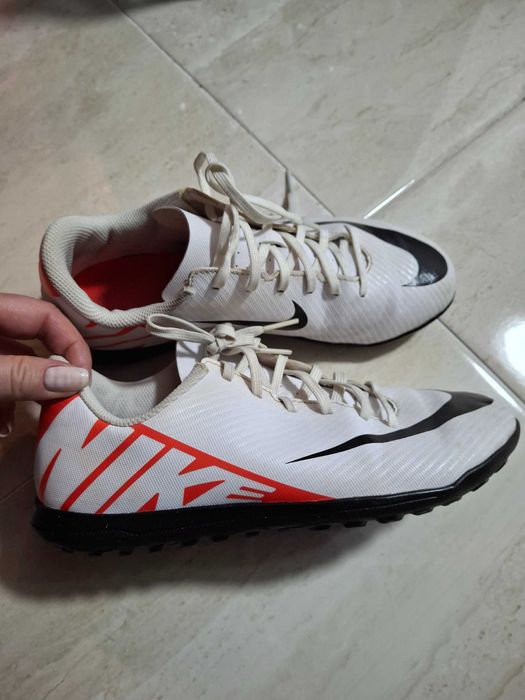 Adidasi Nike fotbal