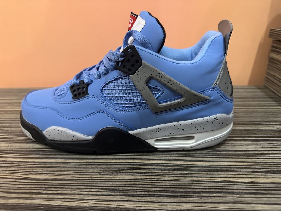 Продавам  jordan 4 university blue