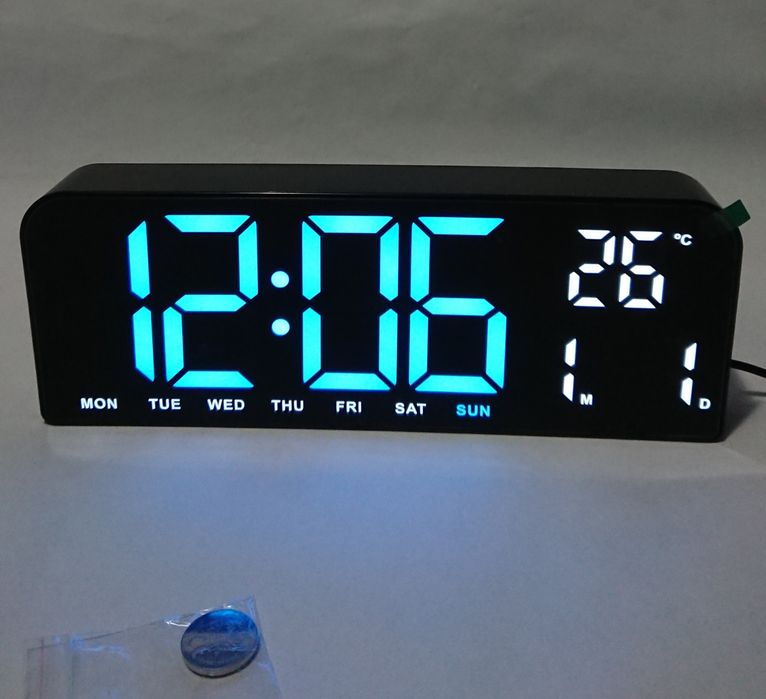 Ceas cu cifre luminate permanent