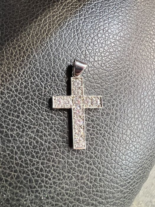 Cruce de aur cu diamante