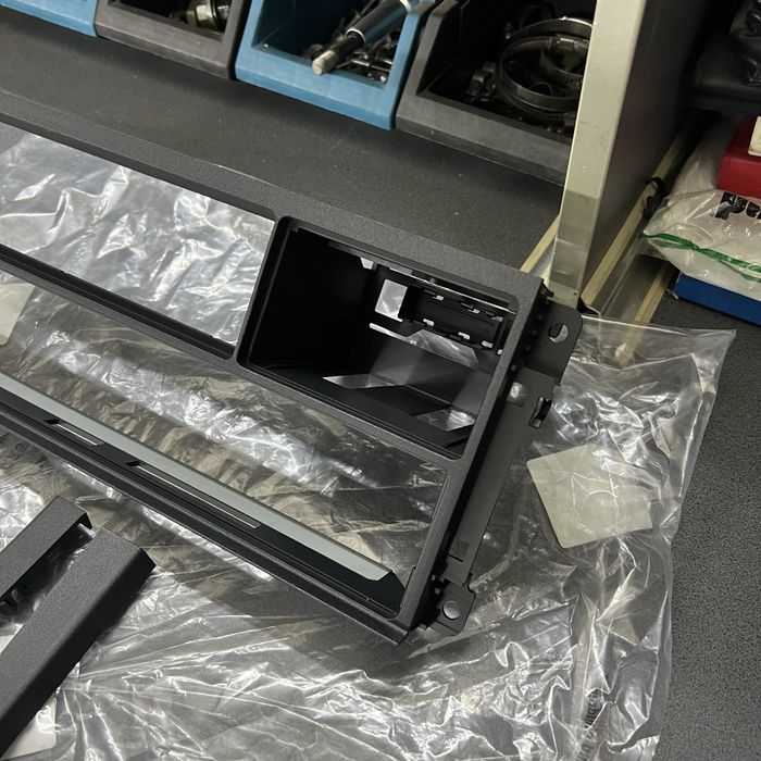 Новая ориг рамка магнитолы bmw e34 бмв е34