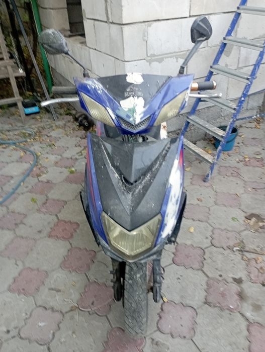 Скутер мопед на ходу