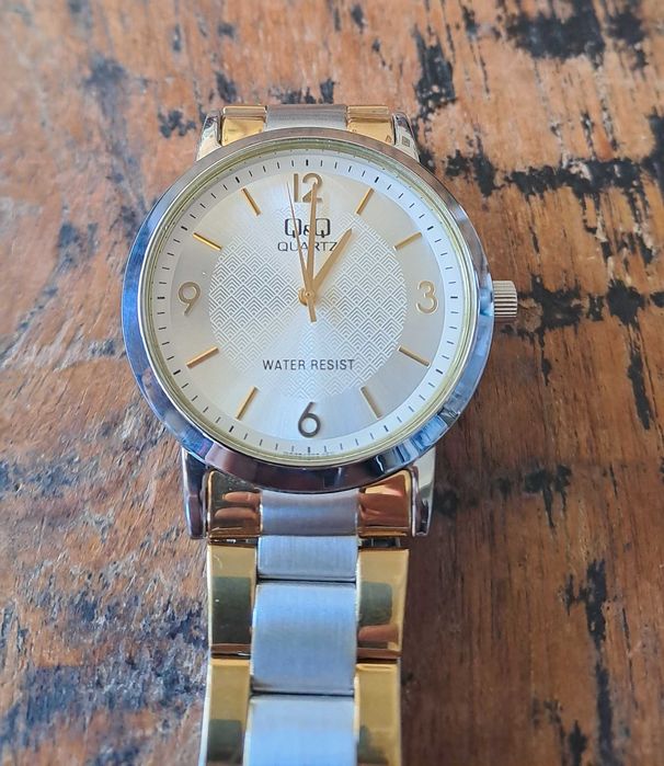 часовник Q&Q позлатен и сребрист кварцов с каишка неръждаема стомана