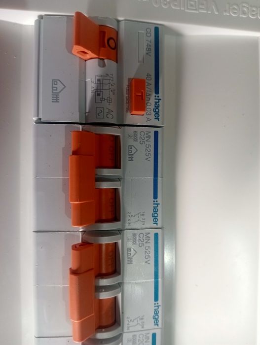 Tablou electric marca Hager și material impermeabil cu sifon