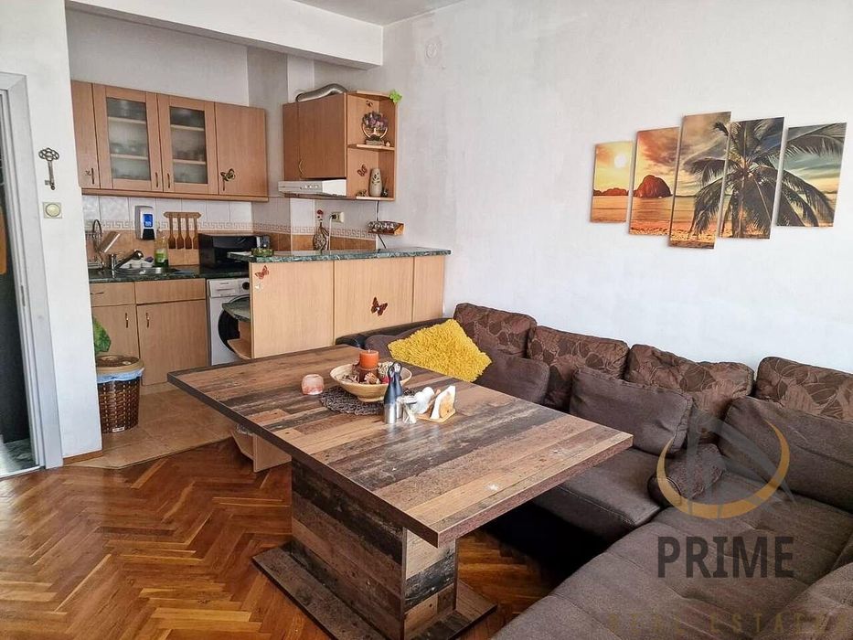 Център тристаен апартамент обзаведен