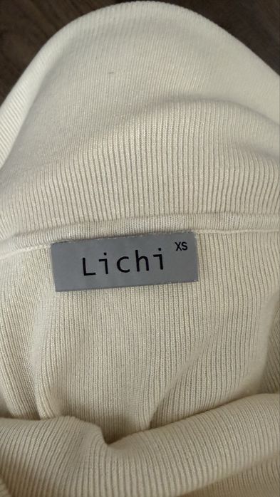 продам кофту с открытыми плечами от Lichi