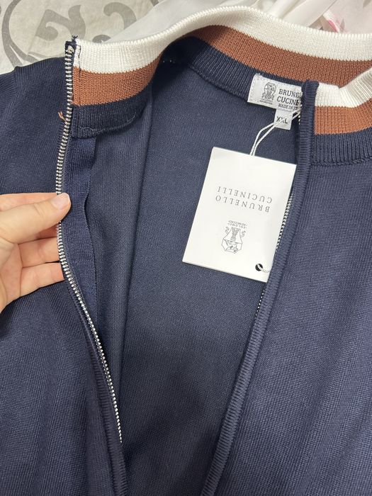 Синий свитер новый продаю