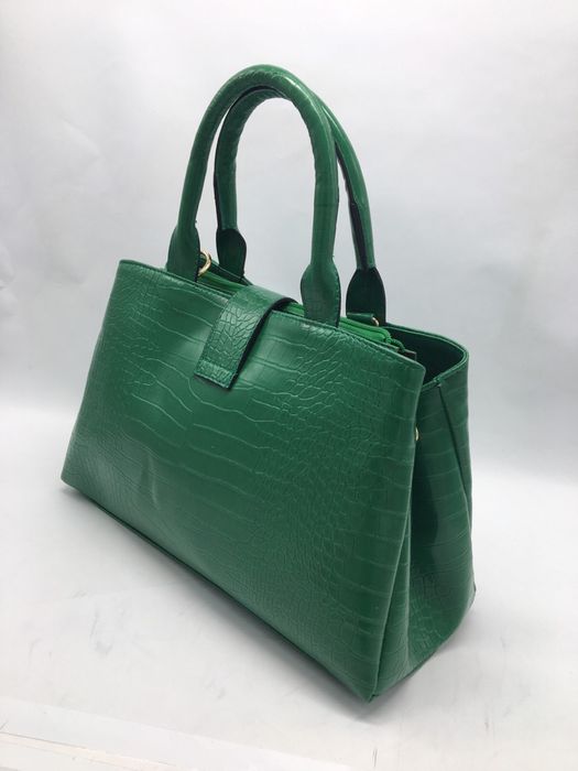 Зелена чанта от кроксова кожа, с три самостоятелни прегради, нова