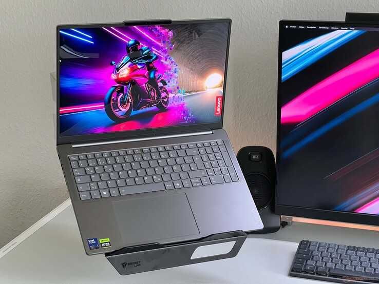 Laptop Lenovo Yoga Pro 9 16" 2.8K OLED Ultra 9 32GB Ram RTX 5050 1TB