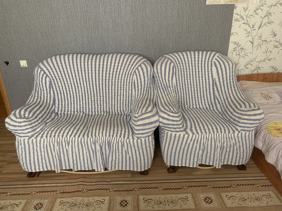 Продам комплект мягкой мебели (двухместный и одноместный диван)