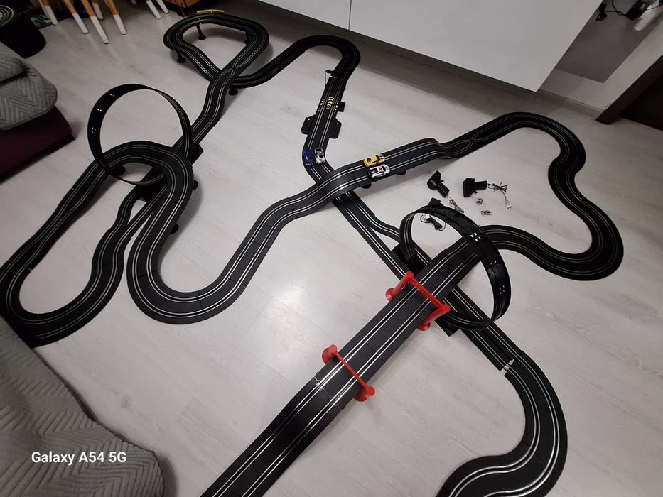 Pista este foarte mare, folosită, dar în stare bună