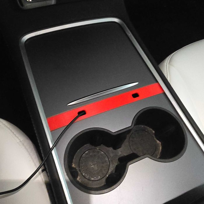 Inserție pentru trecere cablu USB în consola centrală Tesla Model 3 / Y