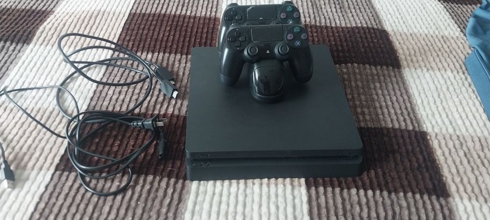 Продам PlayStation 4 Slim на 1 тб памяти