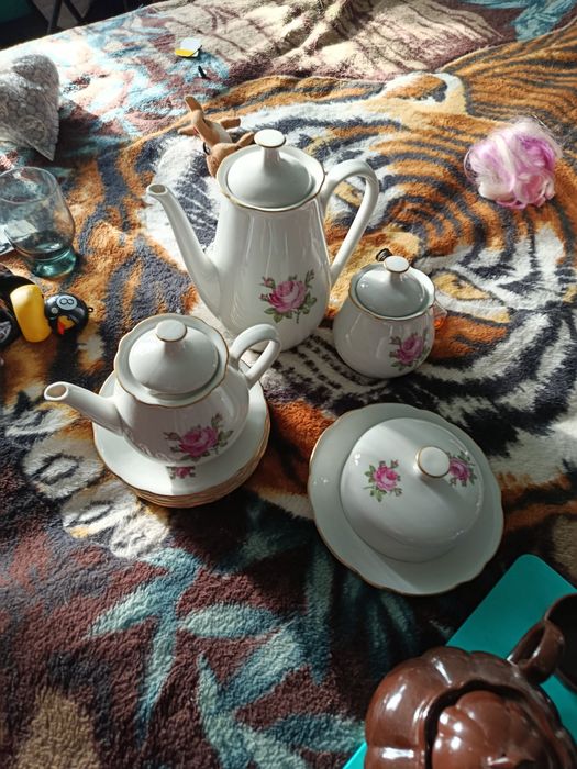 Продаю посуду немецкий сервиз и чайный сервиз