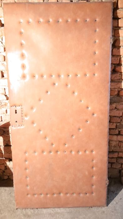 Здрава ,масивна ,тапицирана врата.