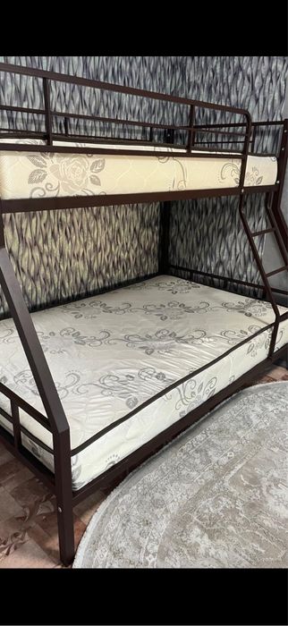 Продам двухярусную кровать м матрасами