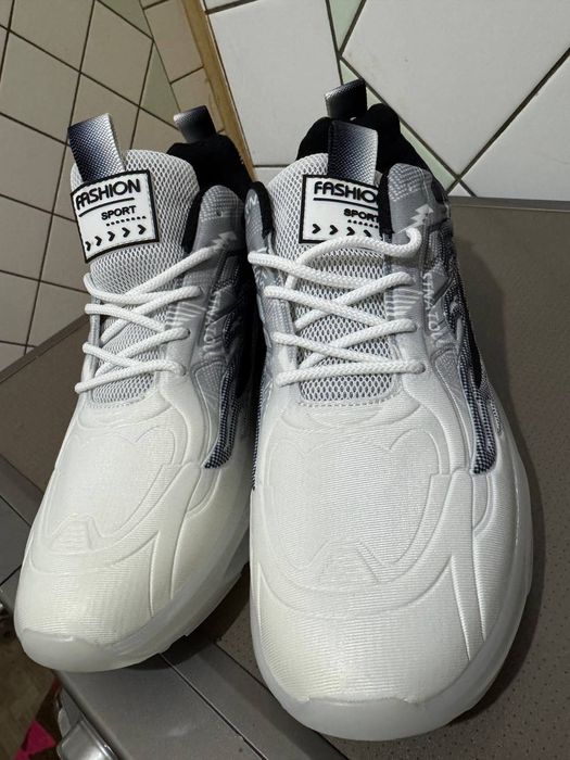 Yangi zamonaviy krossovkalar