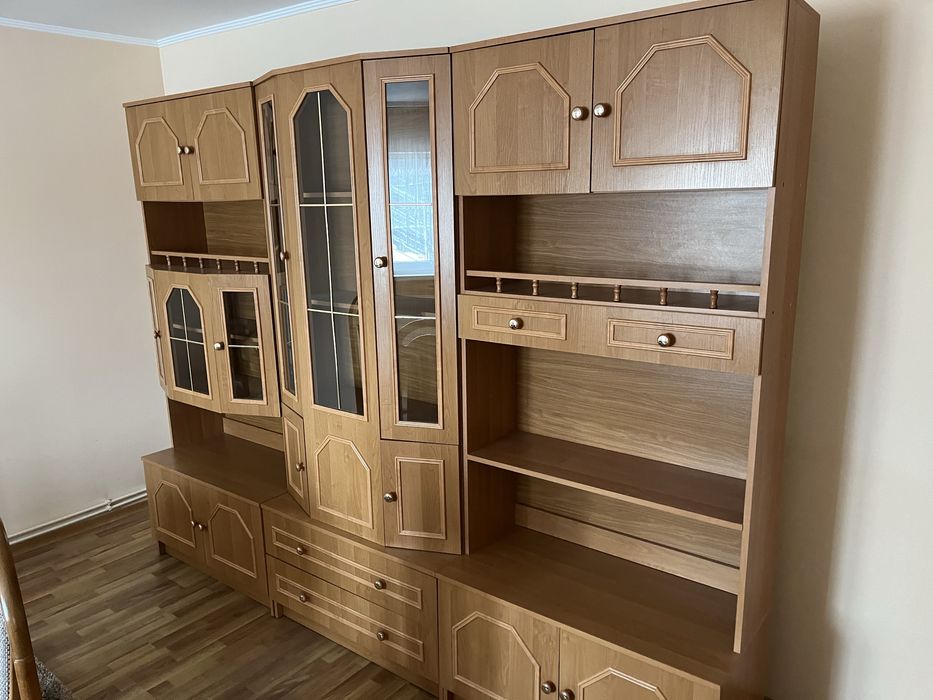 Mobilier de living / bibliotecă modulară din lemn, cu vitrine