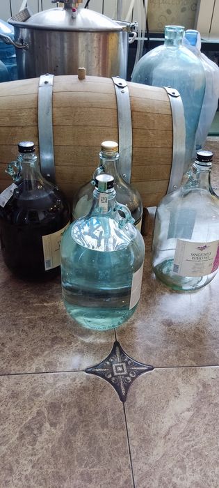 Бутыли, бутылки.